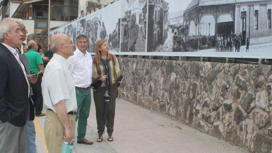 El vecino Tito Aramendi y la escritora María Teresa Álvarez, a la derecha, ayer, en la inauguración.