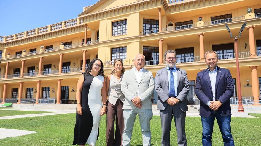 El Centro Asturiano de Oviedo adelanta sus fuegos artificiales a la víspera del Día de la Santina