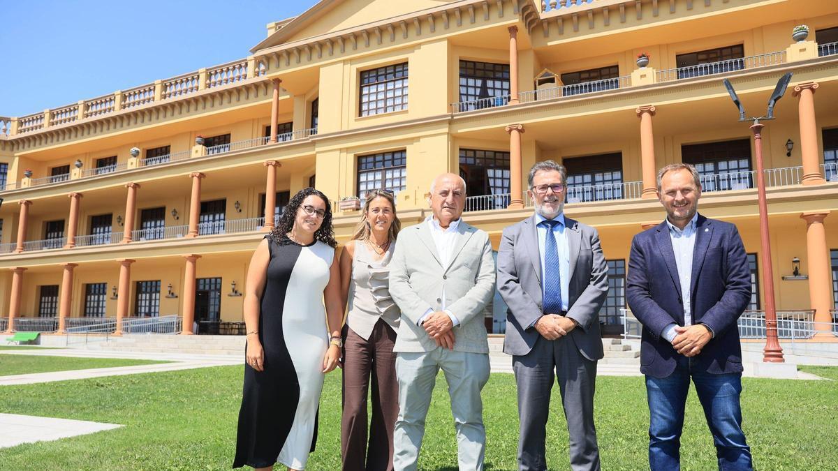 Por la izquierda, María Baizán de la Uz, Inés Rubio, Gerardo Martínez, Pedro García y Carlos Perandones este martes en el club de campo del Centro Asturiano.
