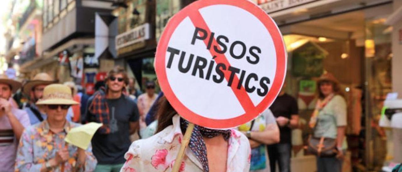 En la imagen de archivo, una protesta contra el alquiler turístico en Palma.