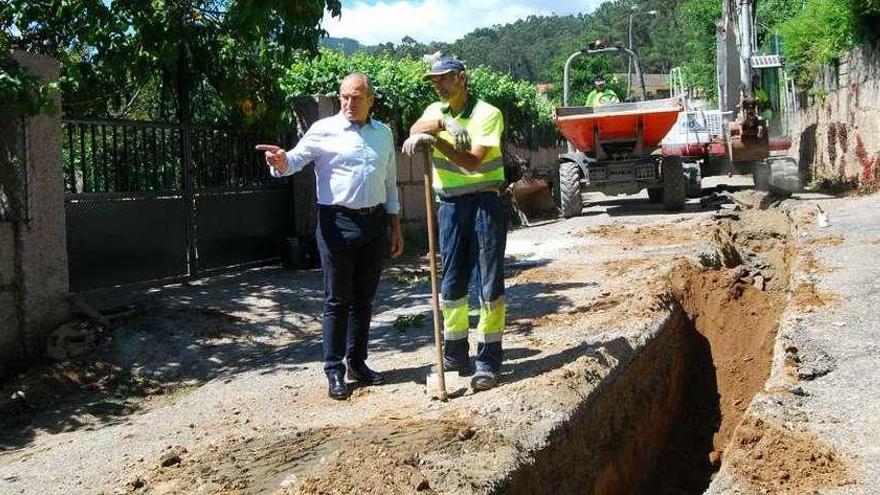 Manuel Carrera supervisa las obras de saneamiento del barrio A Pereira-Contrasto. // D.B.M.