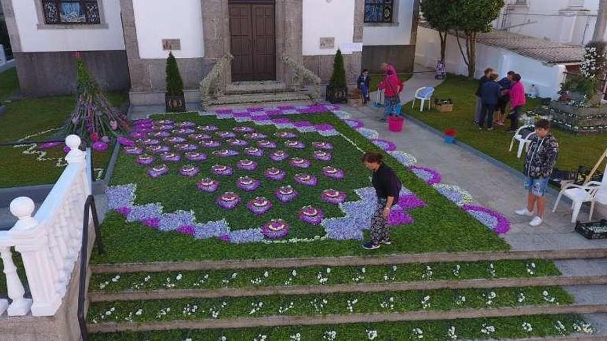 Miño luce alfombra floral en honor a su patrona