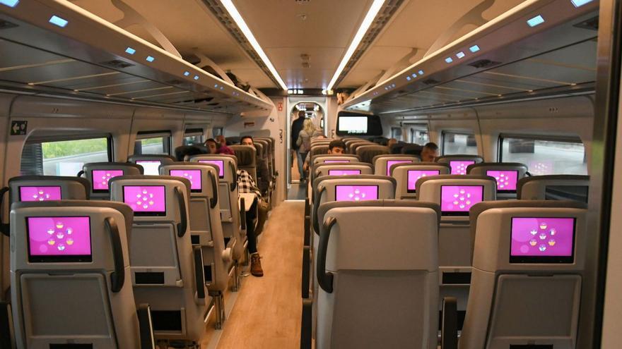 Un coche del primer tren Avril en pruebas con viajeros, con disposición de asientos 2+3.