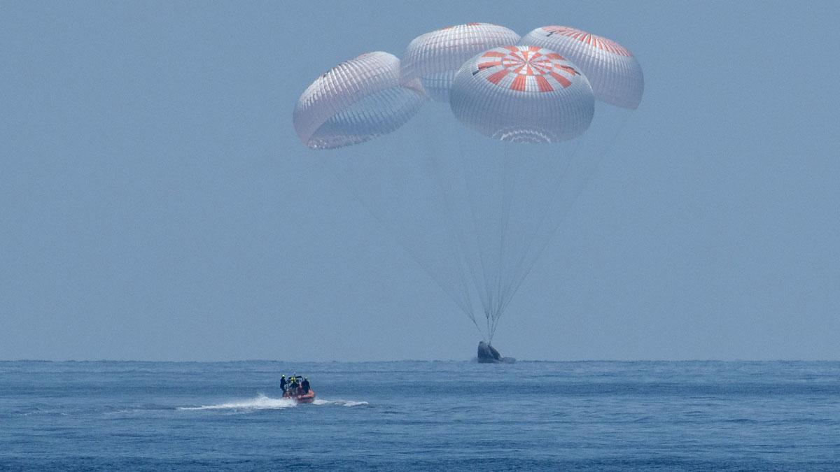 La nave Crew Dragon, de SpaceX, ameriza con éxito en el Golfo de México.