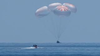 La nave Crew Dragon, de SpaceX, ameriza con éxito en el Golfo de México