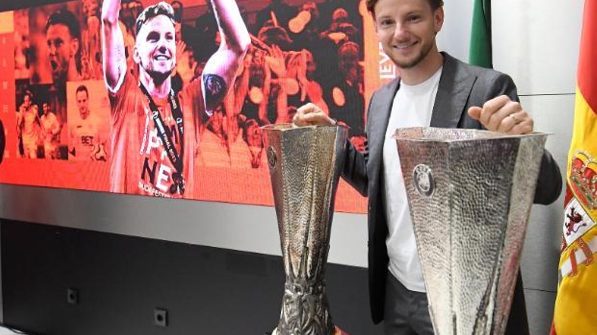 Ivan Rakitic posa con las dos Europa League que ganó con el Sevilla
