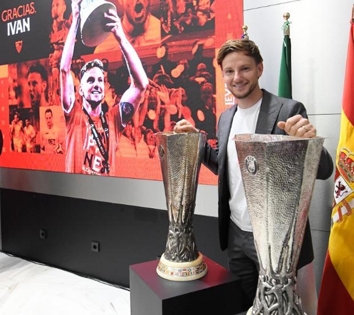 Ivan Rakitic posa con las dos Europa League que ganó con el Sevilla