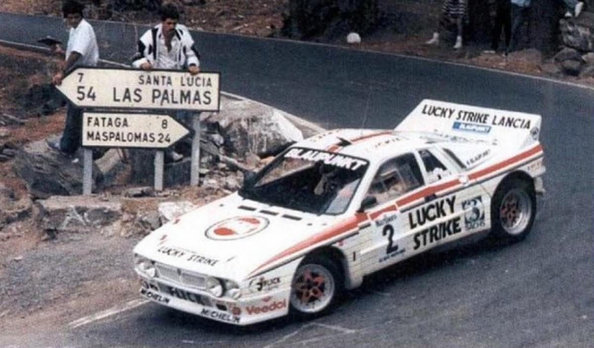 El Lancia de Medardo Pérez toma una curva durante un Rally celebrado en Gran Canaria.