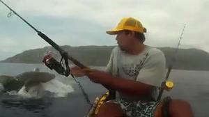 Imatges del pescador i el tauró capturades des del caiac.