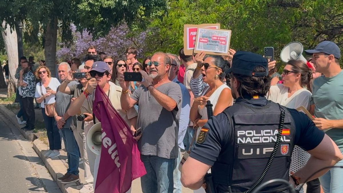 Los miembros de Revuelta y otros de derecha se enfrentan a la prensa congregada