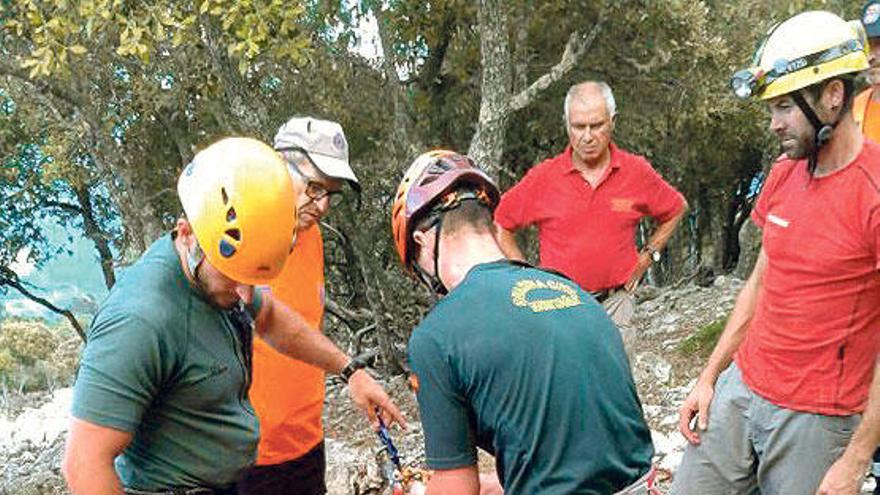 Rescatan a un excursionista caído a una sima en Esporles