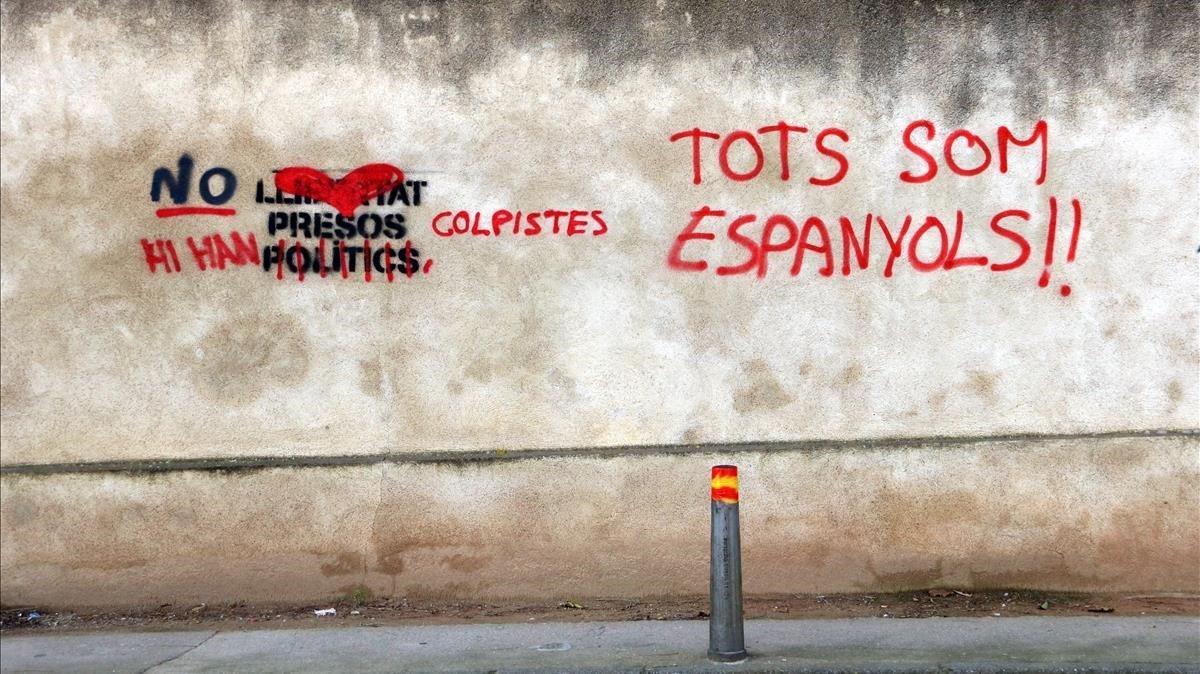 Algunas de las pintadas que han aparecido este miércoles en varias fachadas de Verges.