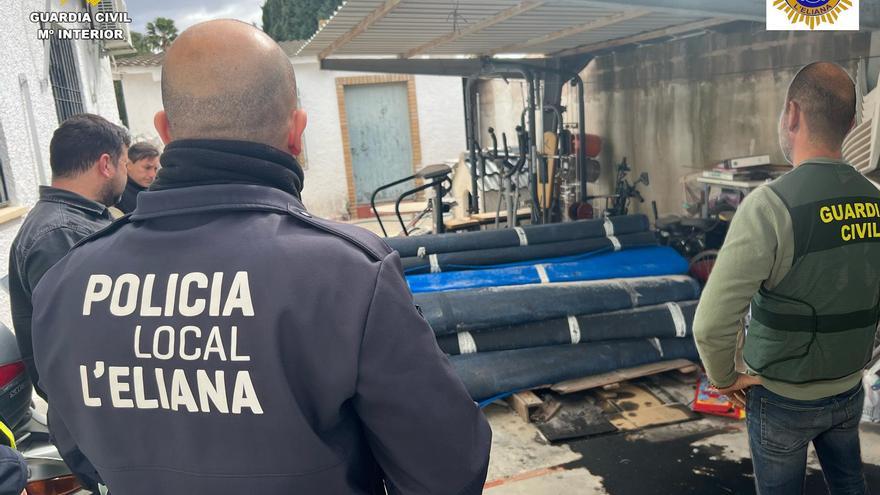 Un vigilante, detenido por ayudar a robar el césped artificial de un polideportivo de l&#039;Eliana