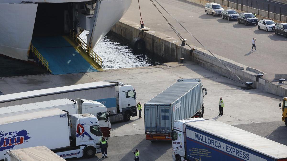 Lastwagen im Hafen von Palma de Mallorca.