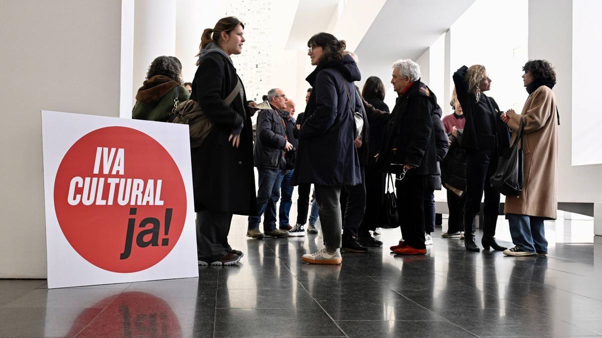 Los propietarios de las galerías de arte de Barcelona se encierran en el interior del Macba como acto de protesta reivindicando un menor IVA para la cultura.