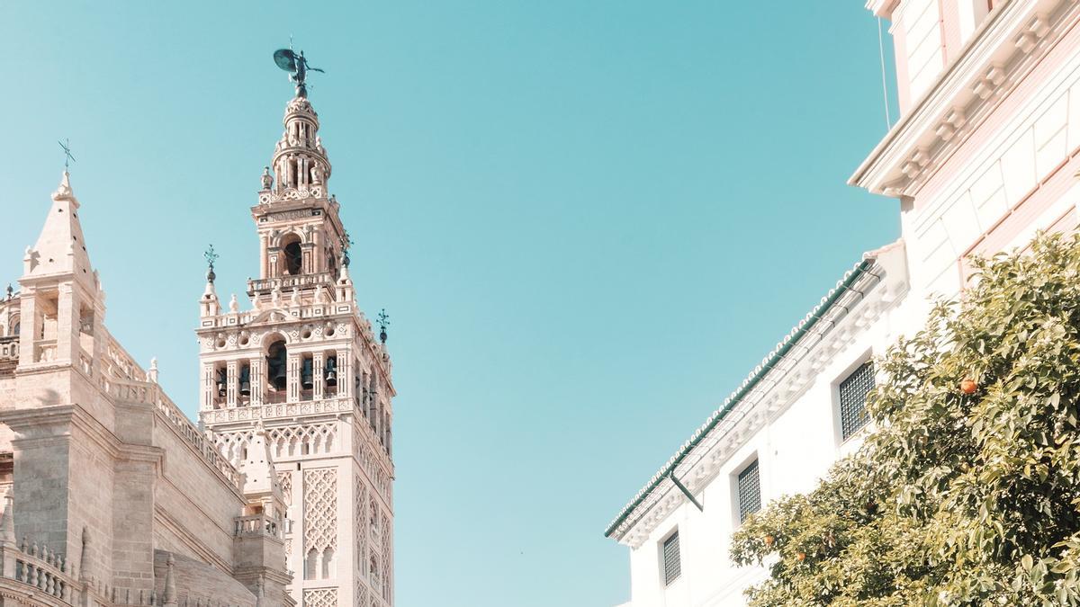 Calesa frente a la Giralda.