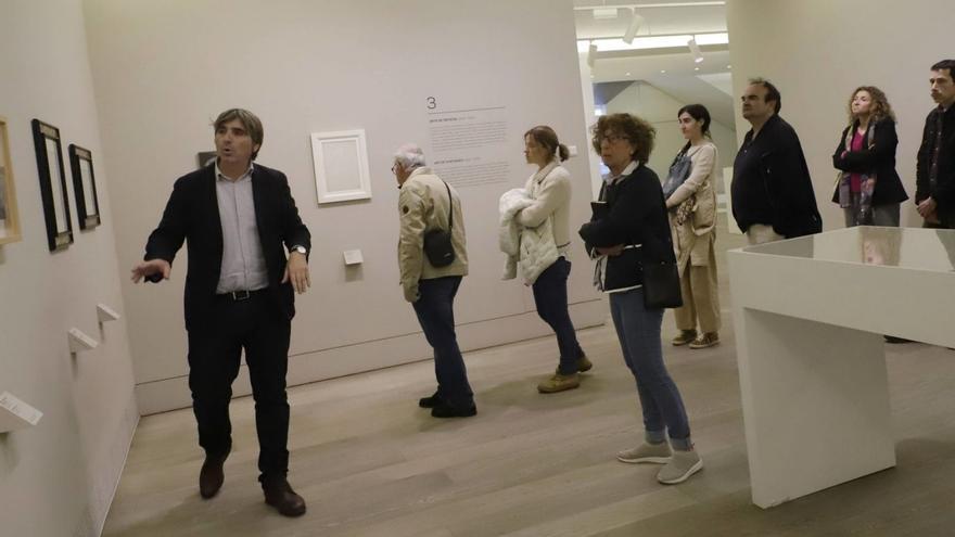 Alfonso Palacio explica pormenores de la vida y la obra de Luis Fernández a un grupo de aficionados, invitados por LA NUEVA ESPAÑA.
