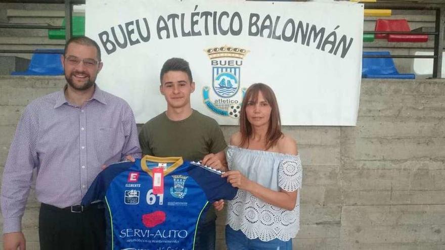 Román Casal (presidente del club), Pablo Garrido e Irene Vilaboa. // Gonzalo Núñez