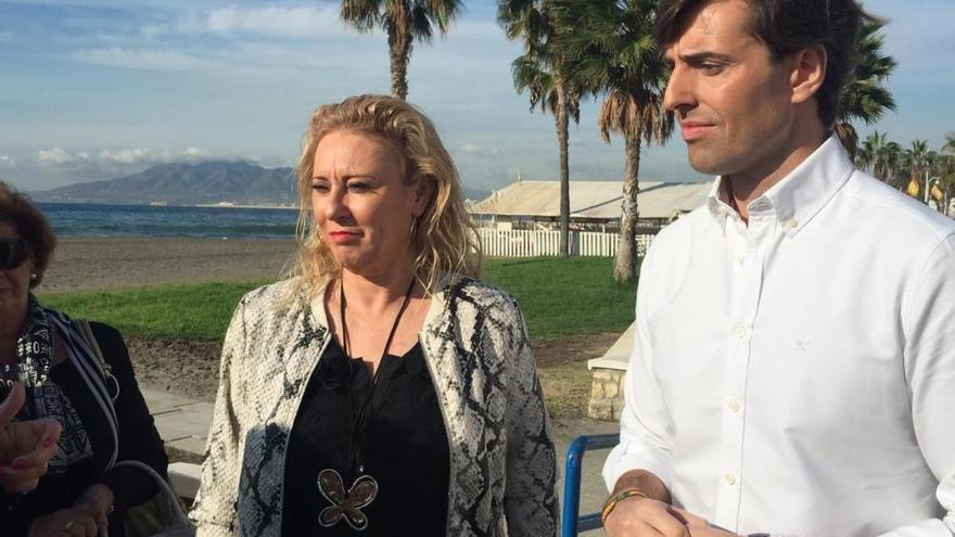 Los diputados del PP Carolina España y Pablo Montesinos, en una visita a un paseo marítimo.