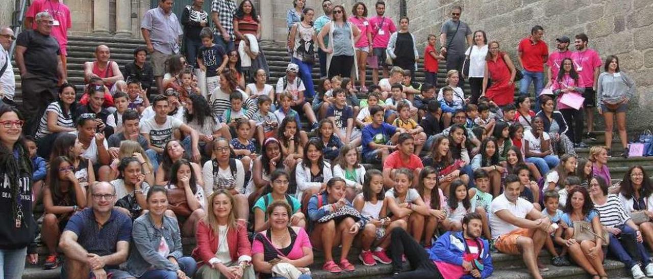 Niños acompañados por sus padres y Sofía Godoy en las escalinatas de Santa María Nai. // Iñaki Osorio