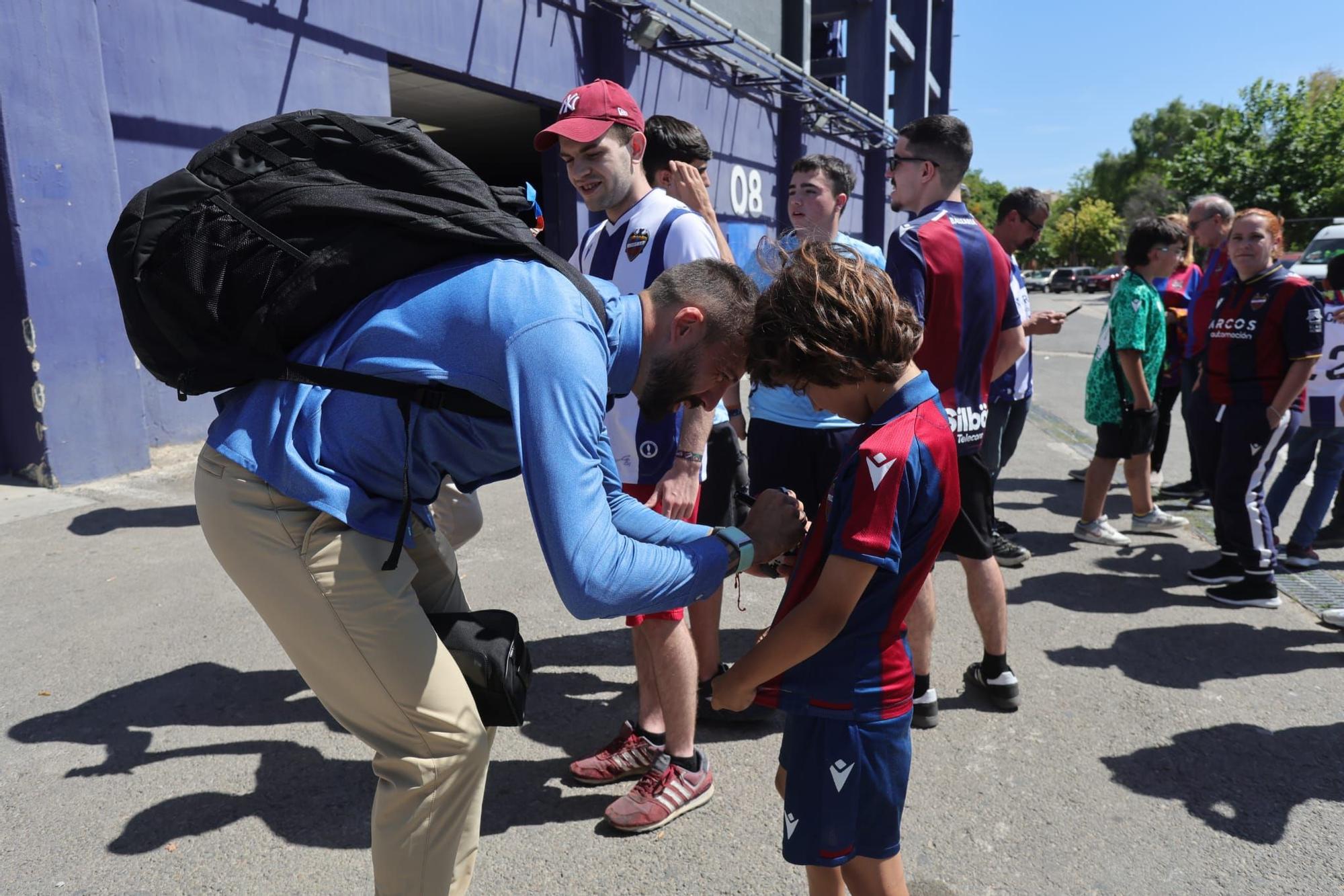 Algunos aficionados desean suerte al Levante UD antes de viajar a Buegos