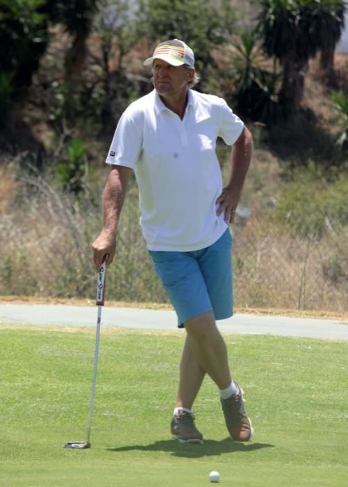 Schuster juega al golf en Vélez-Málaga