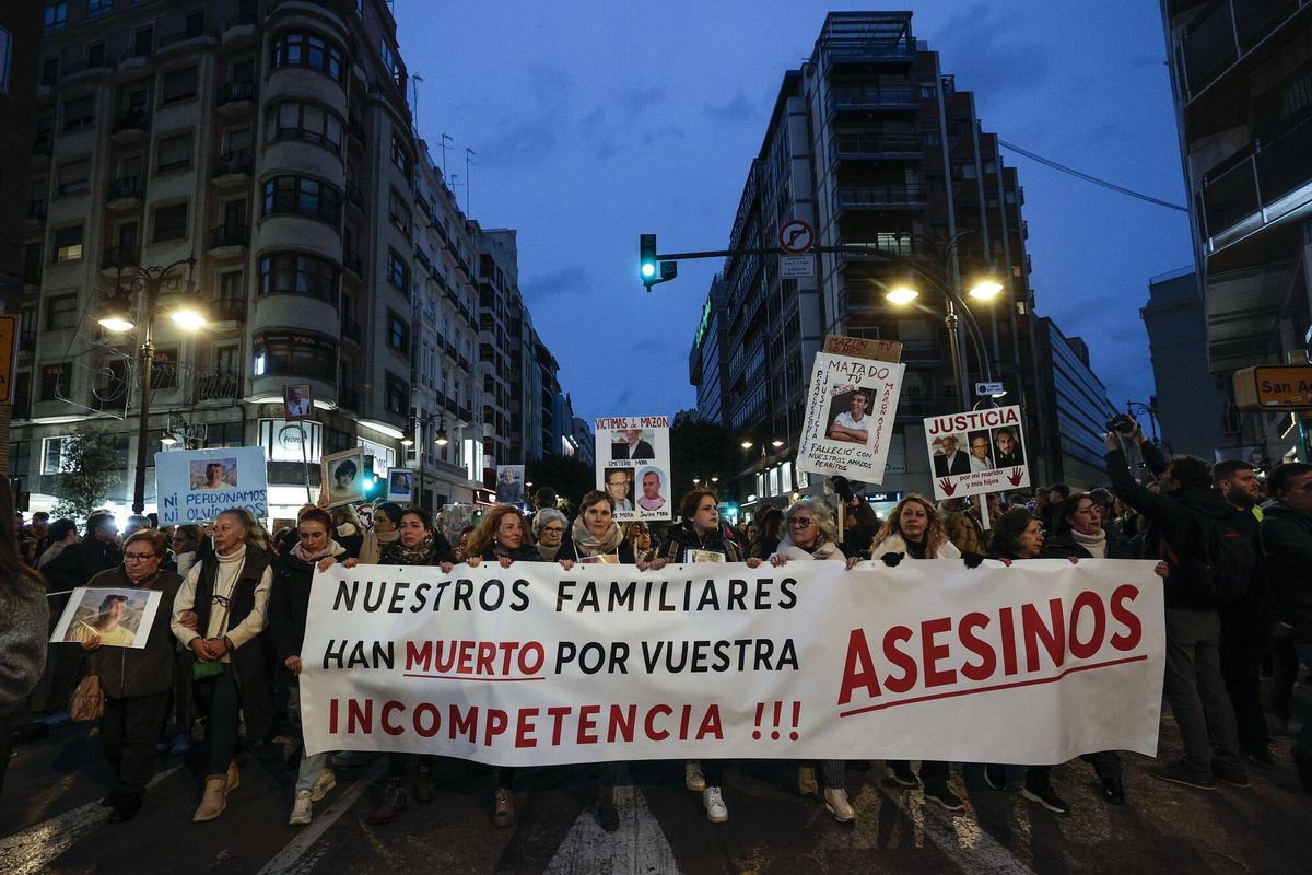 GRAFCVA5890. VALÈNCIA, 01/03/2025.- Miles de personas se han manifestado este sábado en la quinta manifestación convocada por entidades cívicas, sociales y sindicales bajo el lema Mazón dimisión, para exigir la salida del president de la Generalitat tras su criminal gestión de la tragedia, y cuya cabecera la abrían las asociaciones de víctimas de la dana del 29 de octubre. EFE/Manuel Bruque