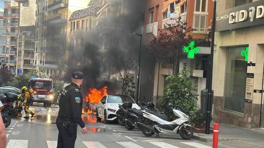 Arde un vehículo eléctrico municipal mientras se cargaba en Calp