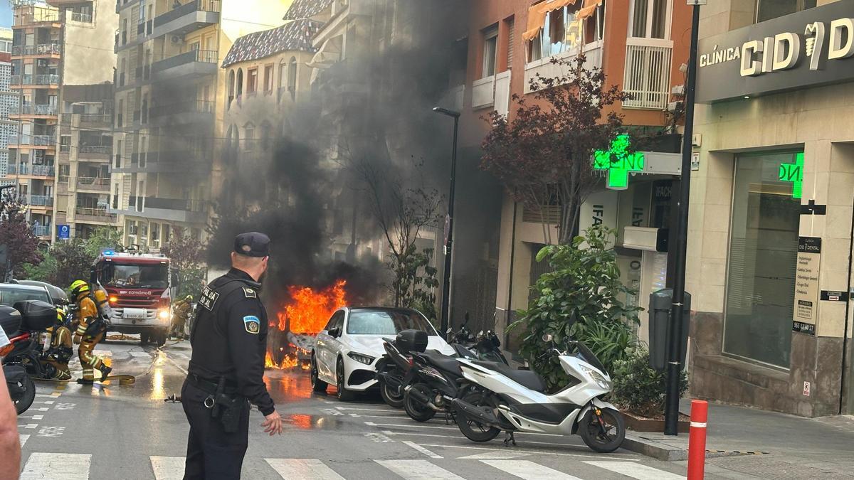Arde un vehículo eléctrico municipal mientras se cargaba en Calp
