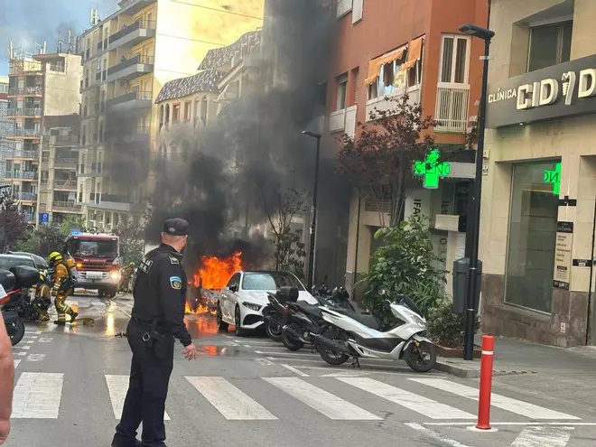Alarma por el incendio de un vehículo eléctrico del Ayuntamiento de Calp