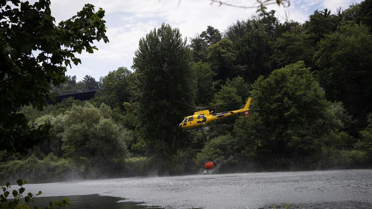 Un helicóptero, cargando en el embalse de la zona, este pasado 14 de junio