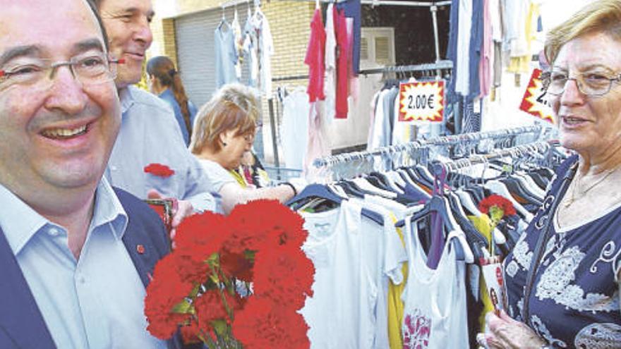 Miquel Iceta saluda clients del mercat del dimarts de la Font dels Capellans