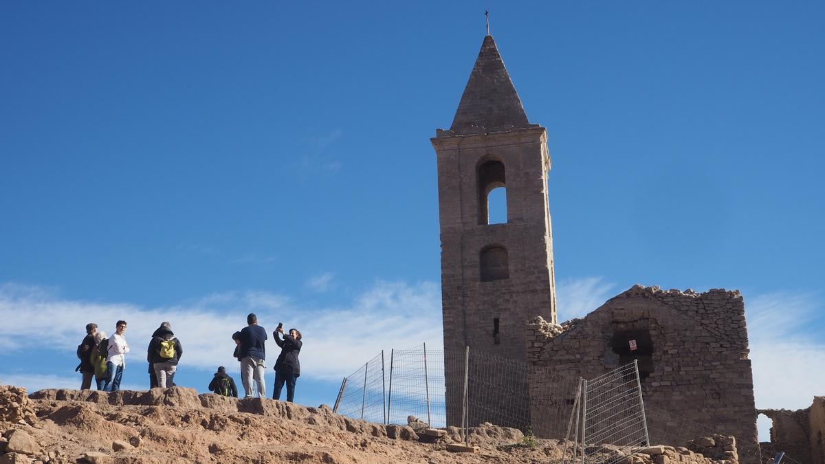 Turismo de sequía en el pantano de Sau