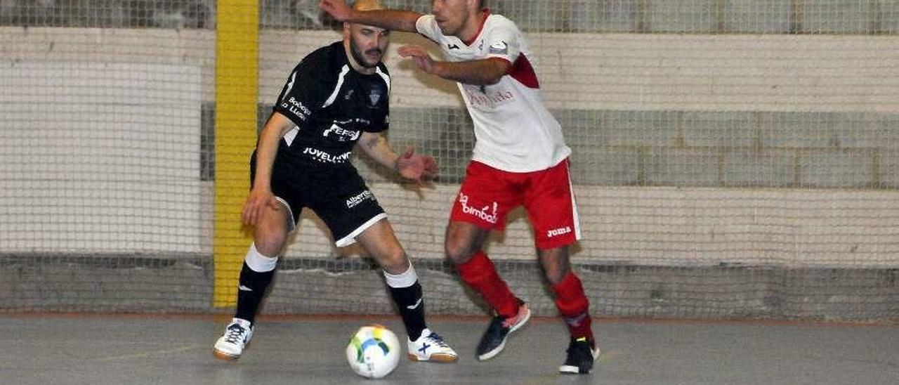 Un jugador de La Tonada conduce el balón durante un partido.