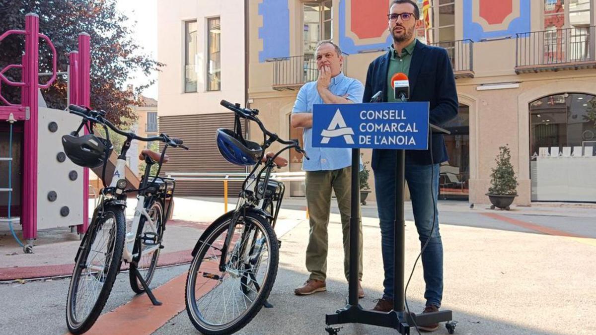 Els consellers Santi Broch i Jordi Cuadras amb les bicis | CCA