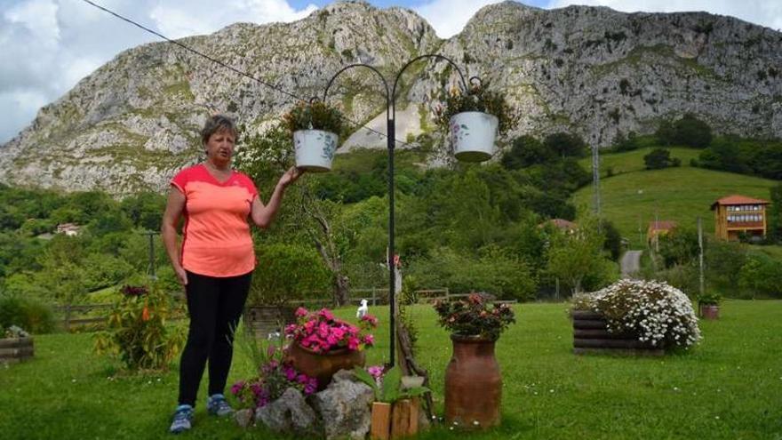 Begoña Pérez, con la peña La Forcada detrás.