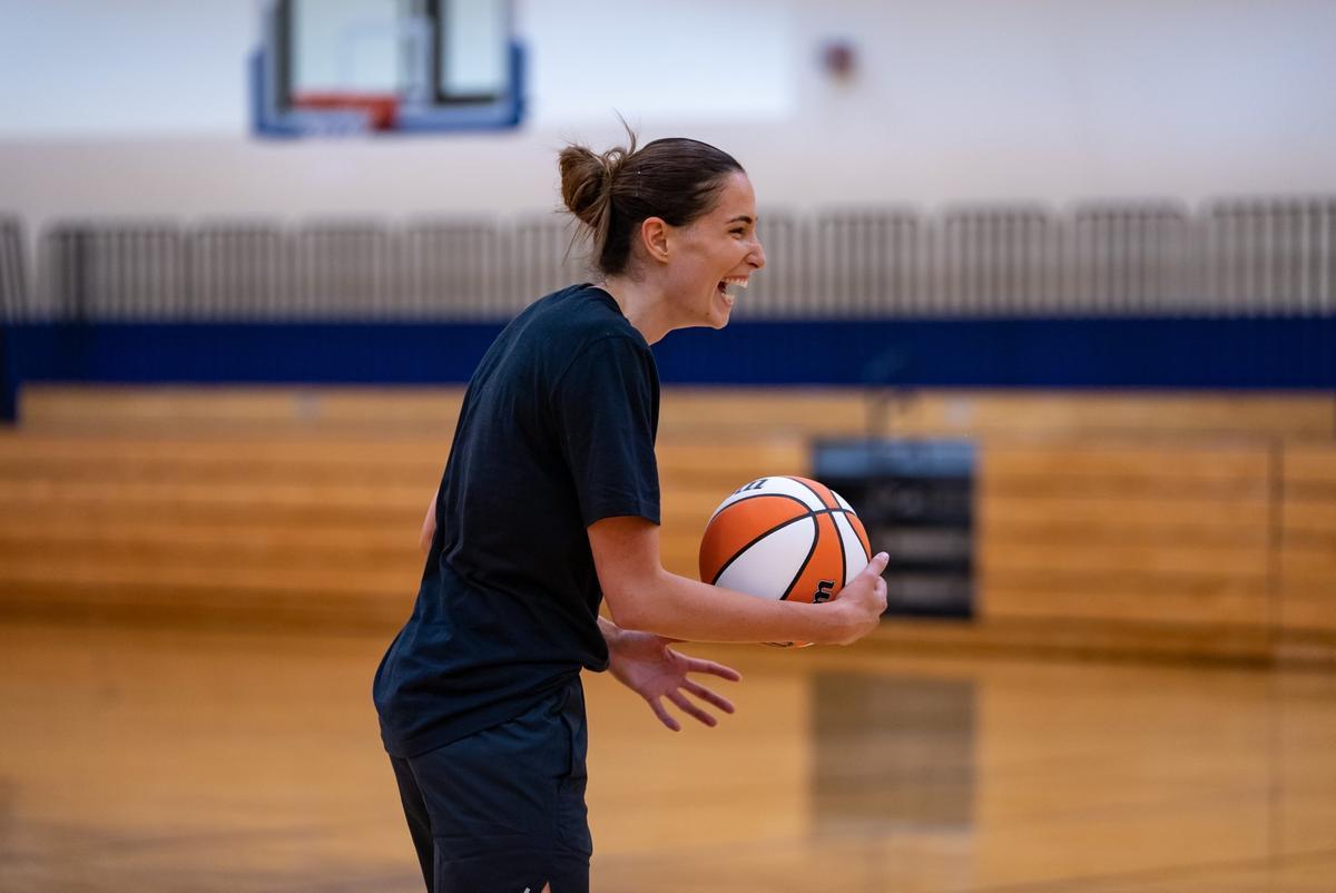 Rebecca Allen vuelve a sonreír en Connecticut al poder disfrutar nuevamente del baloncesto