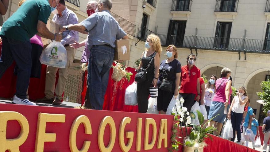 Un instante de la controvertida ofrenda solidaria del 22 de junio