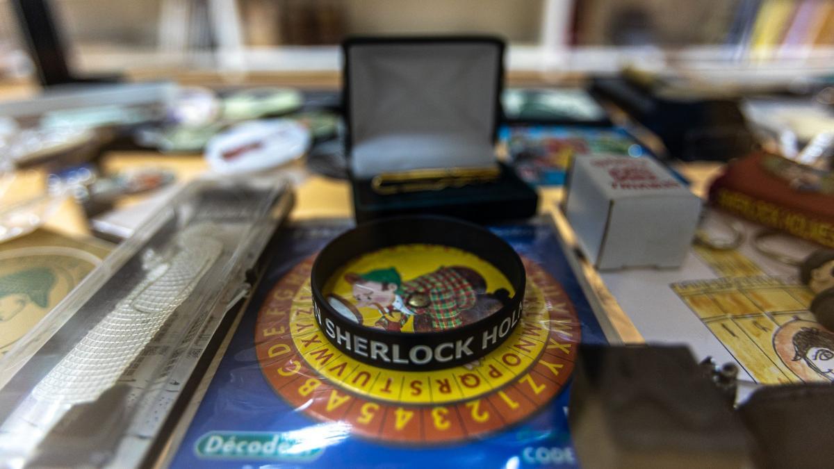 Todo tipo de merchandising sobre Sherlock Holmes, en el archivo Proubasta de la biblioteca Arús