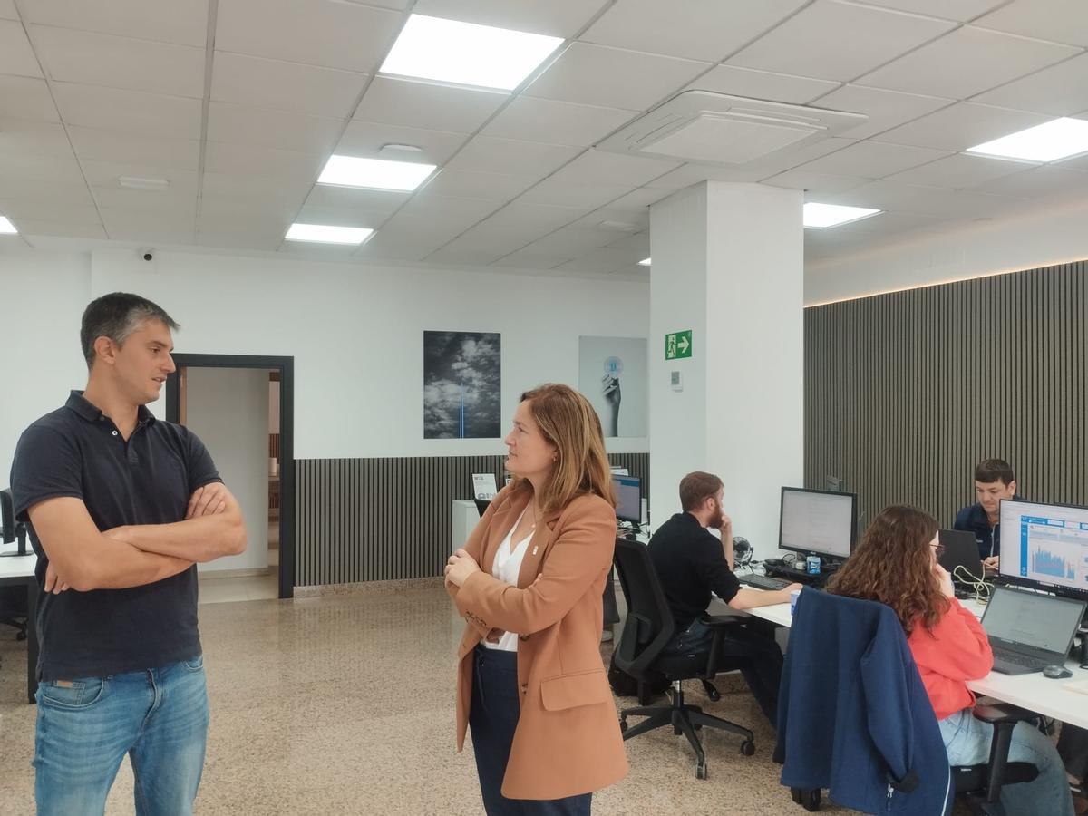 El CEO de Aritium, Ángel Colado, y la directora general de Desarrollo Rural, Begoña López, con parte de la plantilla al fondo.