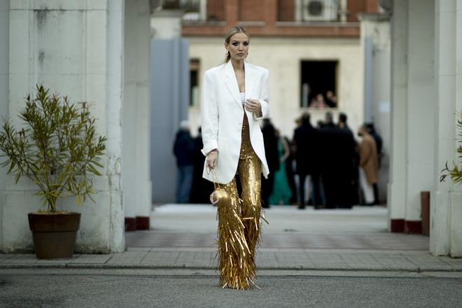 Leonie Hanne con pantalones dorados de Alberta Ferretti