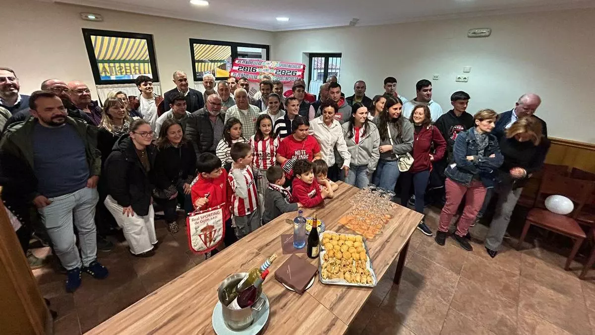 José Riestra, muy emocionado y al borde de las lágrimas en su 'regreso' a Panes, la tierra de sus abuelos: "Larcamón tiene el perfil que demanda El Molinón"