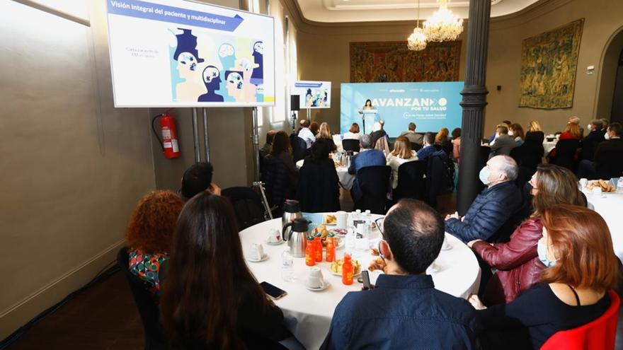 Los asistentes siguen la presentación de la doctora Íñiguez a través de una pantalla.