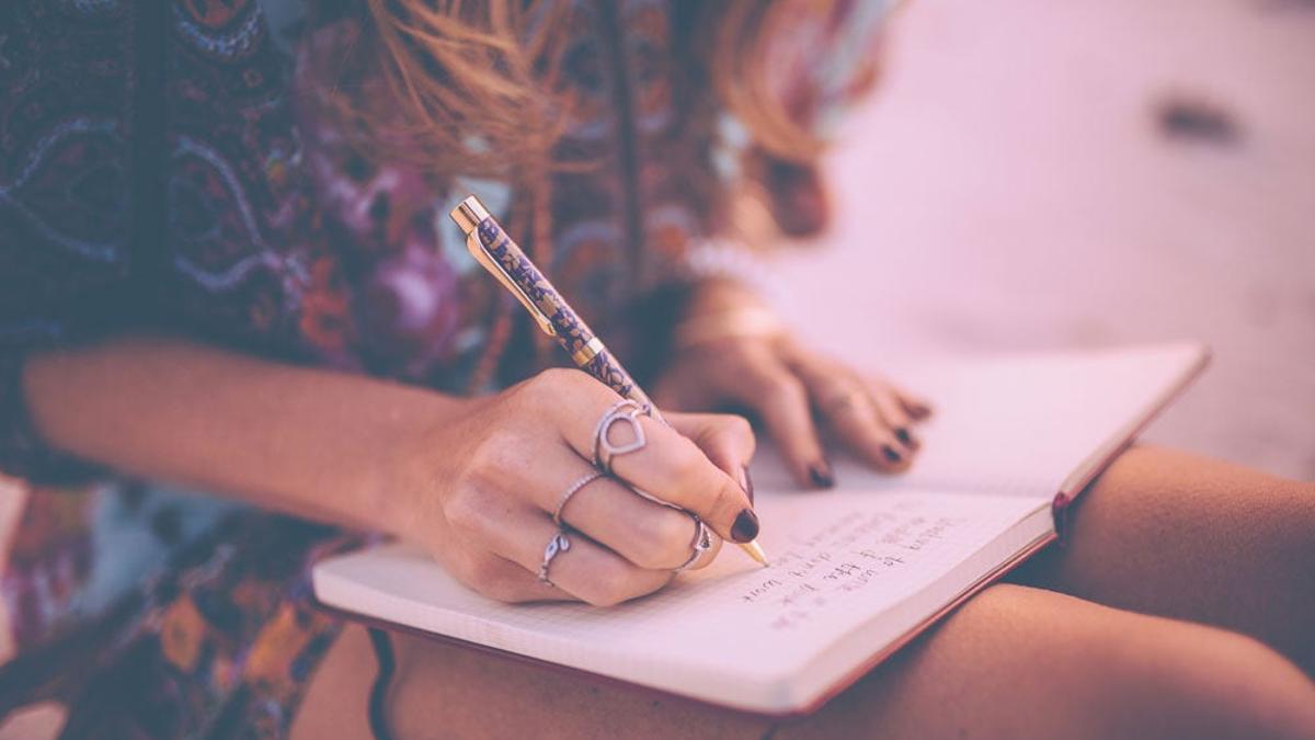 Chicas escribiendo en una agenda