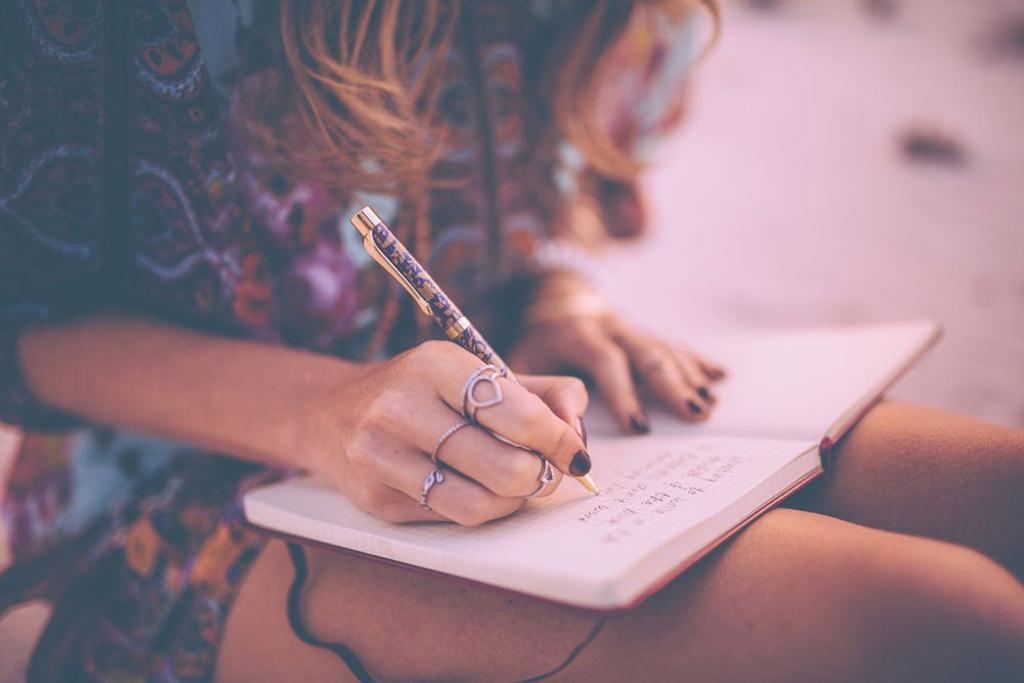 Chicas escribiendo en una agenda