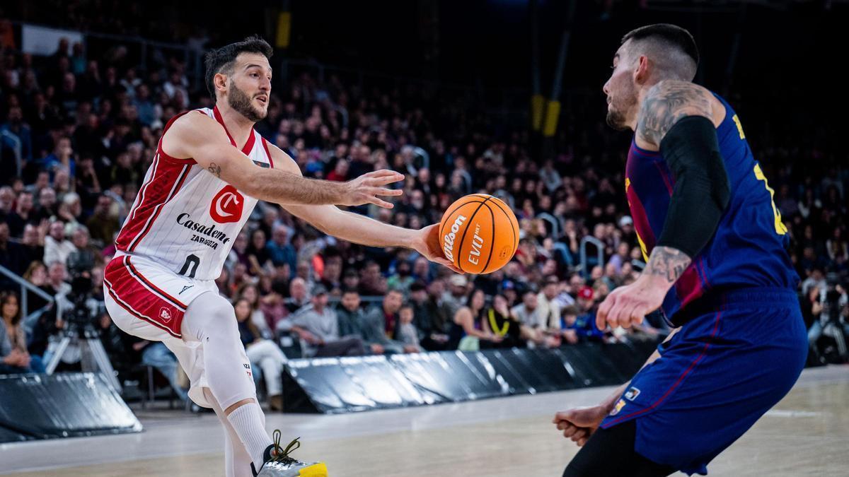 Spissu intenta pasar el balón ante la defensa de Hernangómez.