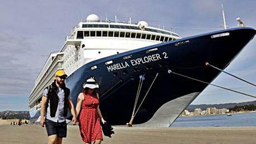 Turistes baixant d&#039;un creuer, a Palamós.