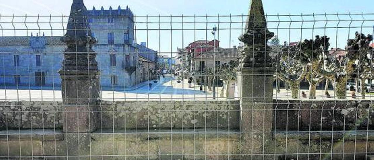 Vista de la Calle Real desde la cata arqueológica en el atrio de la iglesia.   | // FDV