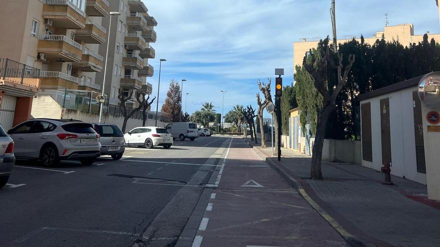 Imagen del semáforo foto-rojo en la calle Joanot Martorell de la playa de Canet.
