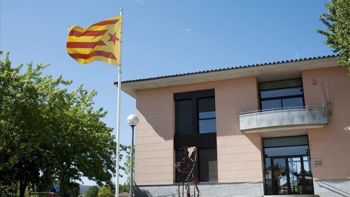 Imagen de hoy de la fachada del Ayuntamiento de Bordils (Girona), con la bandera 'estelada' en el balcón después que la Junta Electoral Central ha ordenado la retirada de las banderas independentistas de los ayuntamientos, edificios públicos y colegi